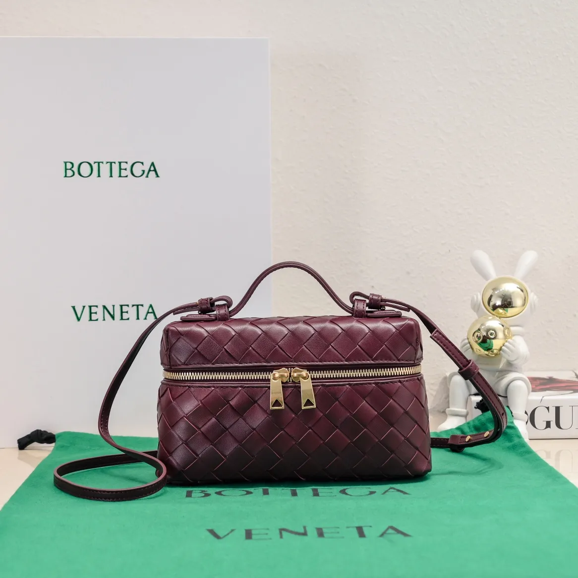 Batch 1360 Bottega Veneta 24 spring and summer woven zipper crossbody bag. A crossbody bag that can be used as a cosmetic bag. The exquisite weaving and compact body are an indispensable accessory for the upcoming summer. The double zipper also better protects the bag. It has a large capacity. If you like it, don’t miss it. Style number: 9109 Size: 22*12.5*5cm